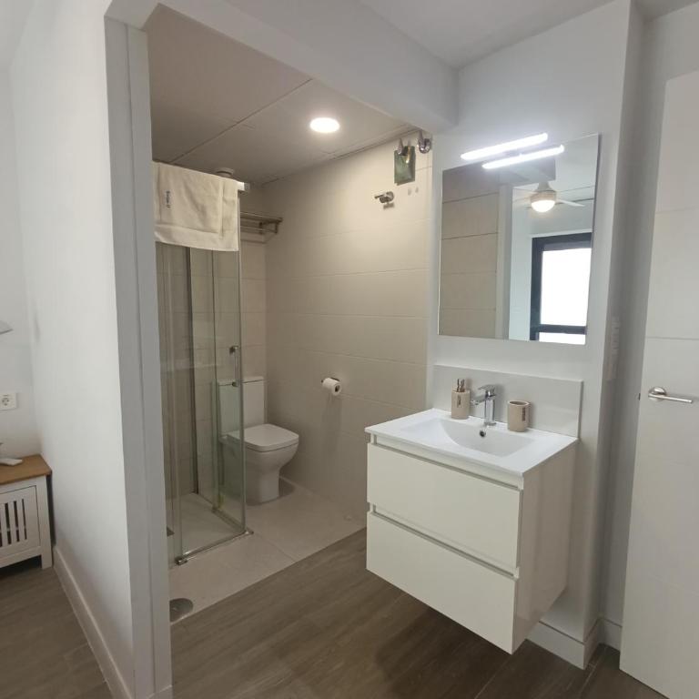 Bretón 17- Apartamentos con piscina climatizada en Alicante centro - Three-Bedroom Apartment with Balcony - 22