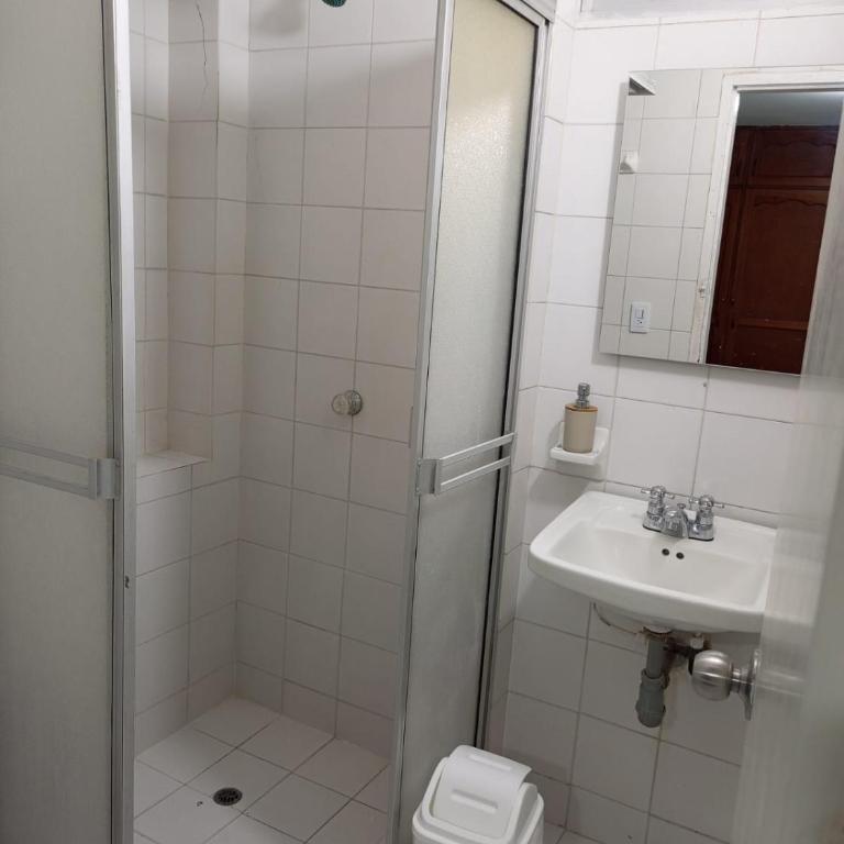 Habitación Cerca al Aeropuerto # 4 - Double Room with Private Bathroom - 6