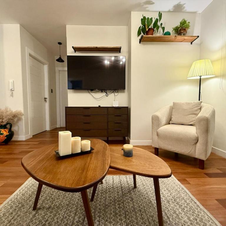 Departamento con patio frente a Embajada Americana - Two-Bedroom Apartment - 7