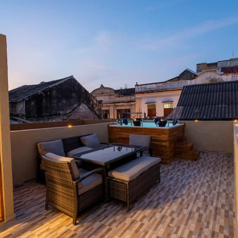 7BR Walled City Diamond Villa - Rooftop Heated Jacuzzi - Villa - 4