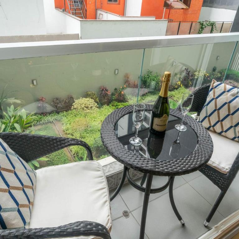 Luxury Flat Miraflores Pool Gym Fast WiFi Balcony - One-Bedroom Apartment - 10