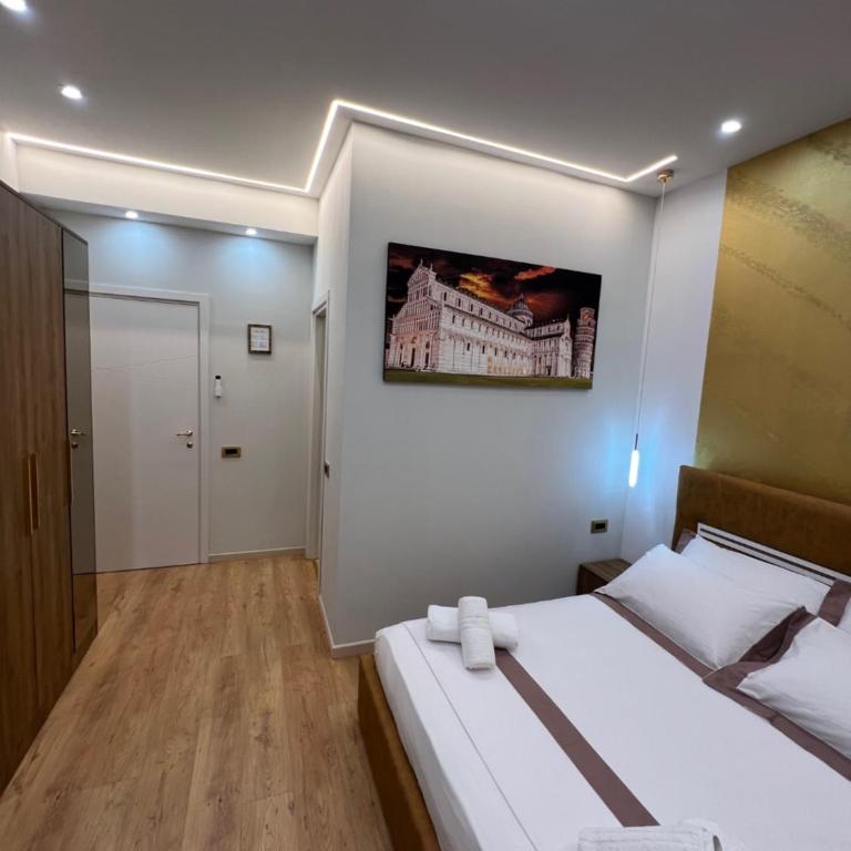 Golden House - King Room - 7