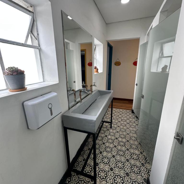 Hostal Macondo Bogotá - Cama en habitación compartida mixta de 6 camas - 2