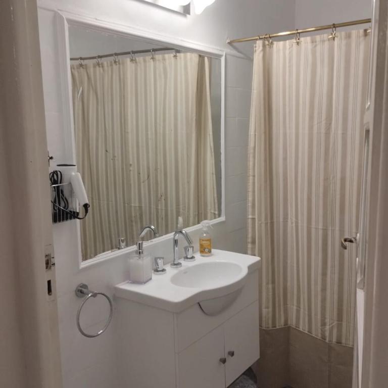 Casa Alojamiento con jardín y cochera - Casa con 1 dormitorio - 12