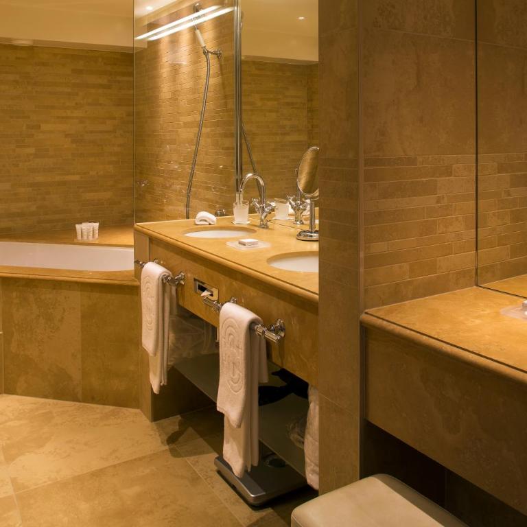 Hôtel de la Cigogne - Suite en Duplex avec Lit Queen-Size - 1