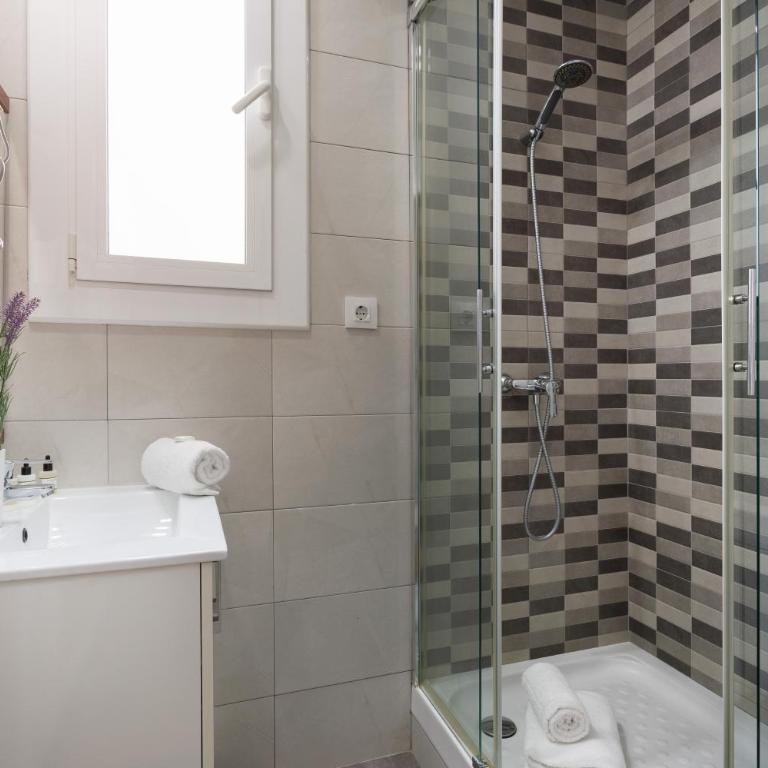 Elegance and Comfort in Barcelona, 4Bedroom Apartment in the Most Exclusive Area - Four-Bedroom Apartment - 9