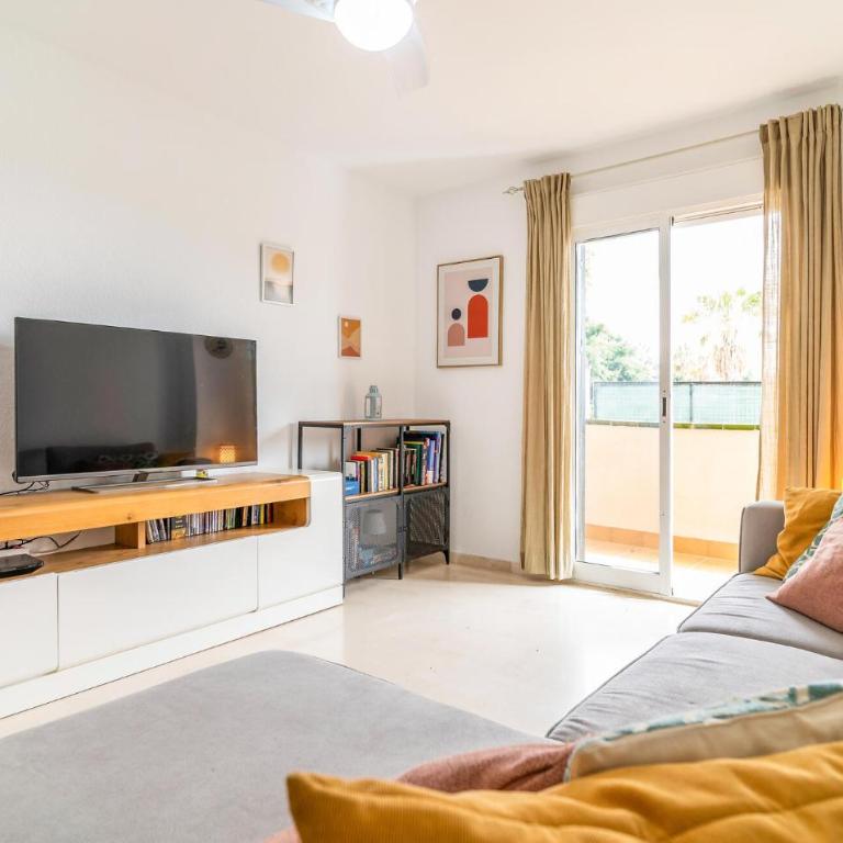 Cozy Apartment In Benalmadena With Swimming Pool - Apartamento de 3 dormitorios - 1