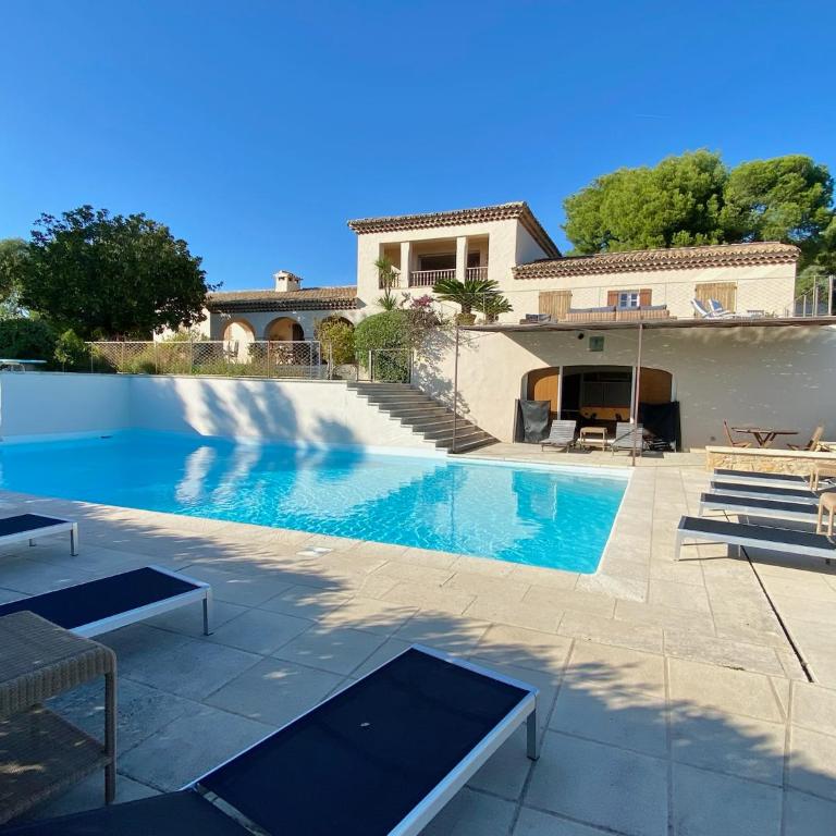 Grande villa familiale vue mer avec piscine - domaine privé à St Cyr sur Mer - Villa avec Piscine Privée - 74