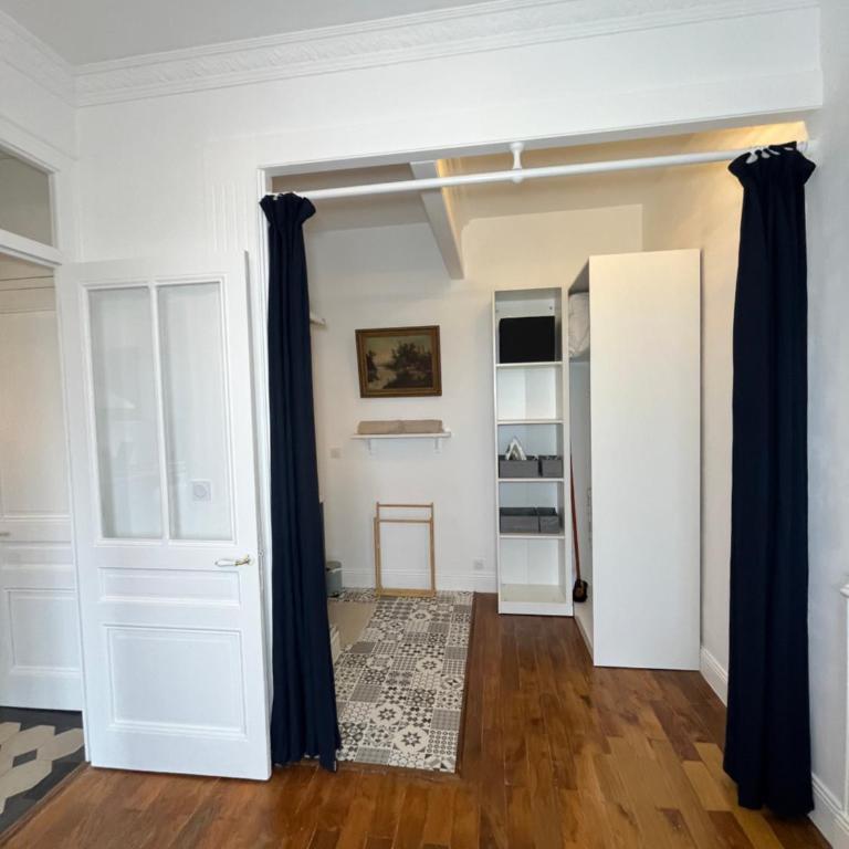 Appartement de charme - Parking privé gratuit - Métro proche - Cours Emile Zola - Appartement 1 Chambre - 15