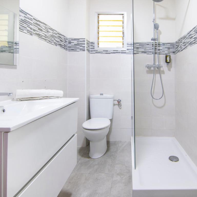 VLC Host - Cubells Apartments - Three-Bedroom Apartment - 5