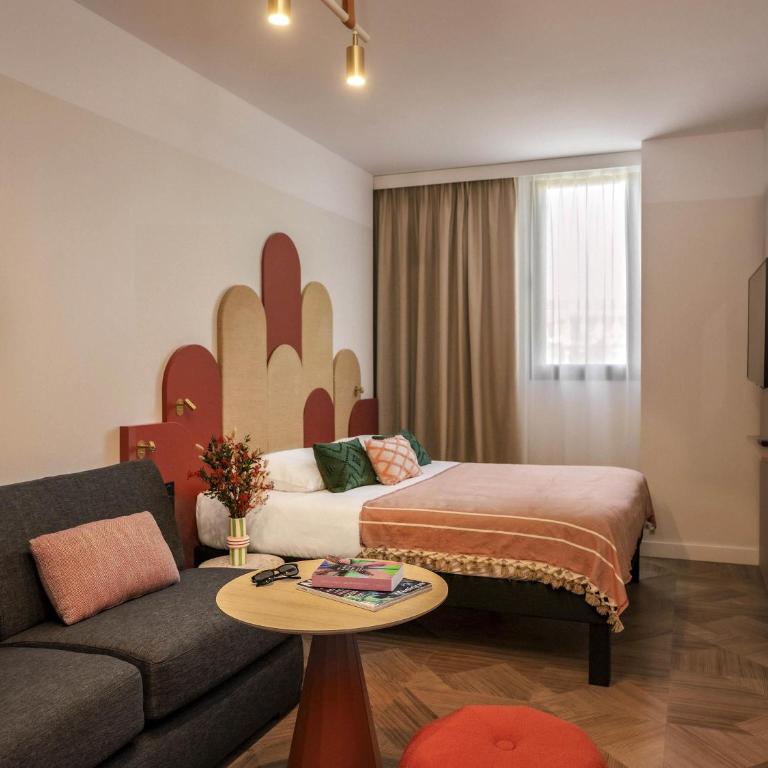 Ibis Styles Sevilla City Santa Justa - Family Room with double bed and sofa bed - 2