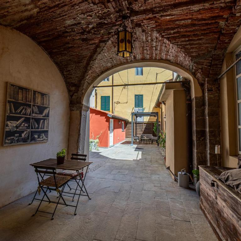 Cortile in centro - Charm Suite Heart of Lucca- 2 SmartTV - Appartamento - 8