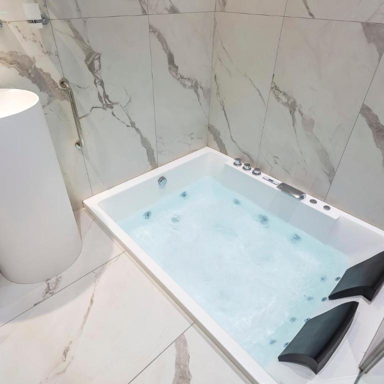L'Exclusif Spa Suites Prestige Lyon Croix-Rousse - Suite Deluxe con bañera de hidromasaje - 3