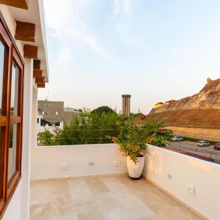 Casa Bali Castillo View Private Pool & Rooftop, Near Historic Center - Three-Bedroom House - 36