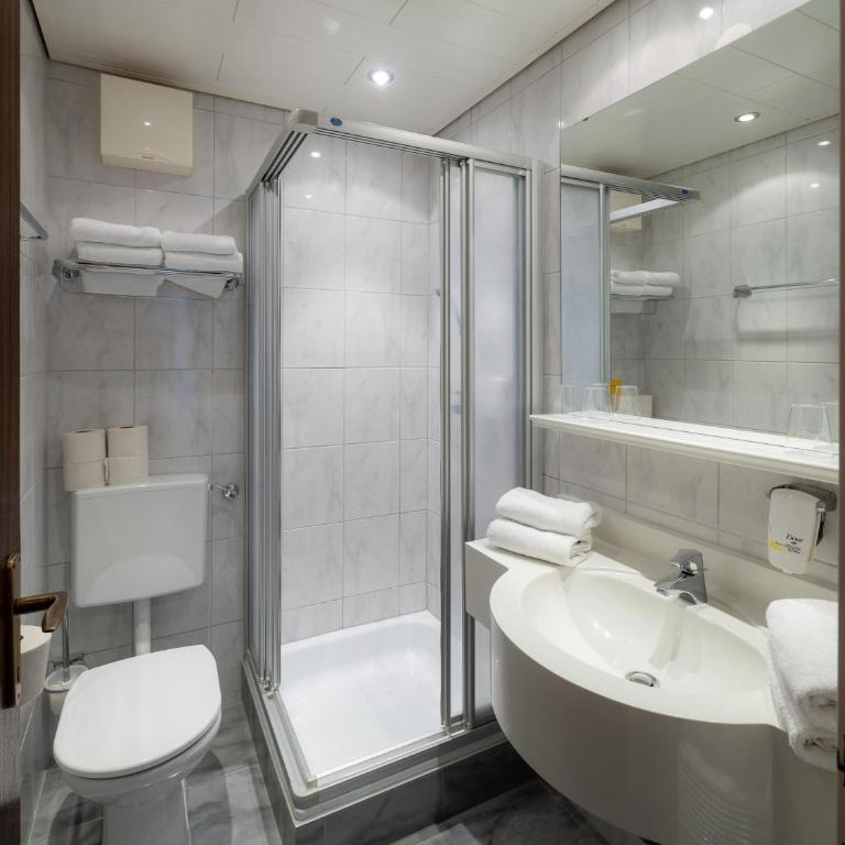 Familien-Sporthotel Florianihof - Familienzimmer mit Dusche - 7