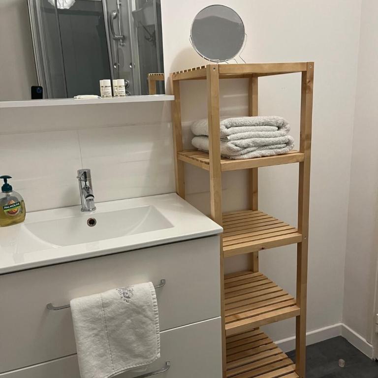 Appt au pied de la cathédrale-parking dans la cour - One-Bedroom Apartment - 6