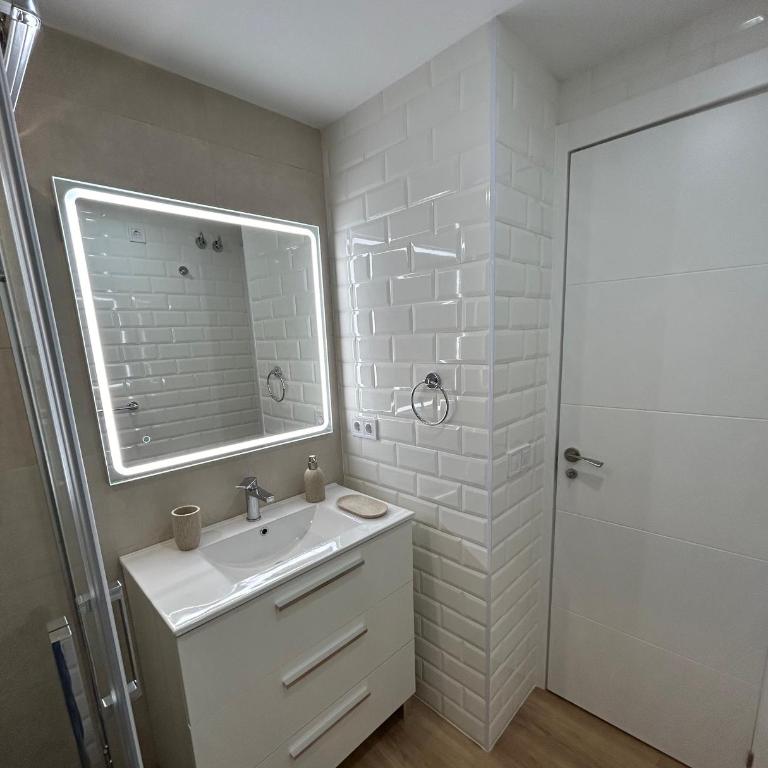 Madrid Puerta de Toledo en el centro de la ciudad Apartamento moderno en Madrid ideal para estancias corporativas y media estancia 15 días o mas Espacios amplios y confortables - Apartamento de 2 dormitorios - 23