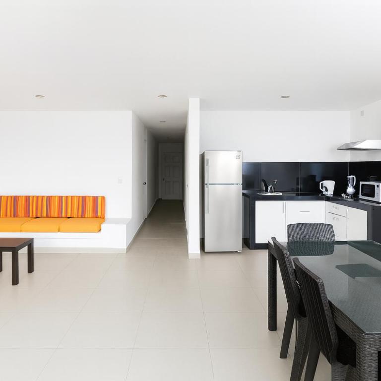 Departamento con Jacuzzi privado y acceso directo al mar - Three-Bedroom Apartment - 2