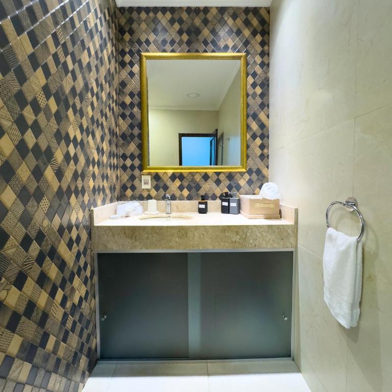 Casa estilo americano cerca del Shopping Mariscal con 2 garajes y WiFi - Two-Bedroom Townhouse - 17
