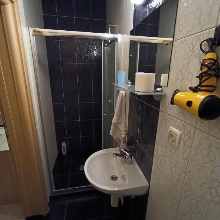 Hostel Centrum - Double or Twin Room with Bathroom - 8