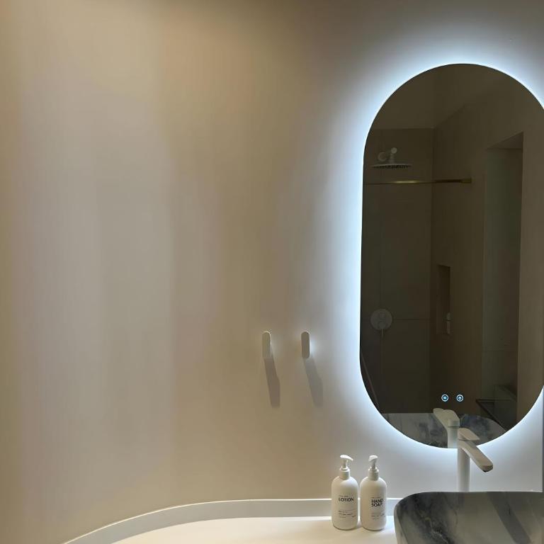 Design Suite in Prime Location Superstring Home - Suite Apartment - 11
