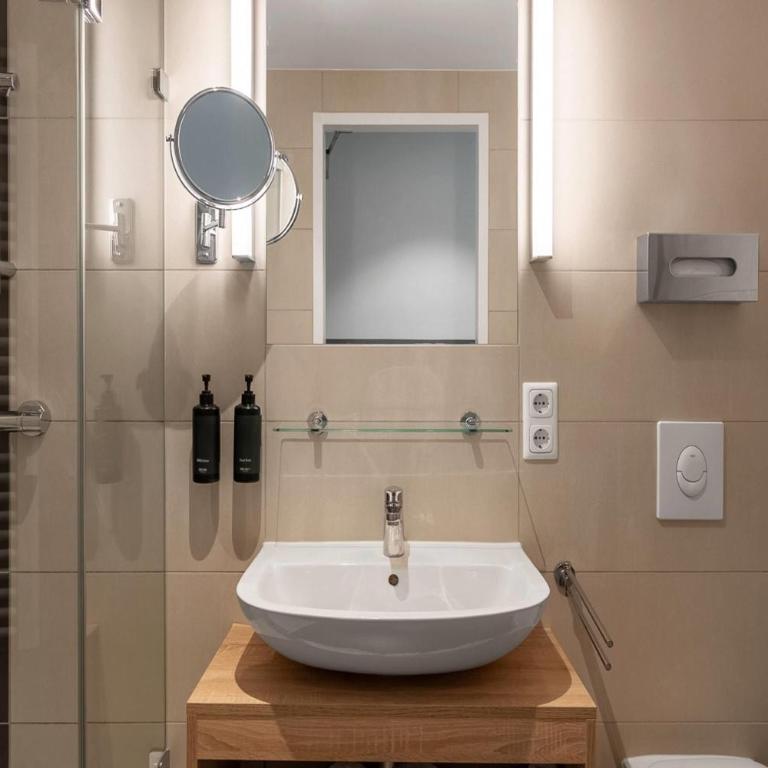 Wyndham Garden Munich Messe - Superior Zweibettzimmer mit Küchenzeile und Balkon - Nichtraucher - 5