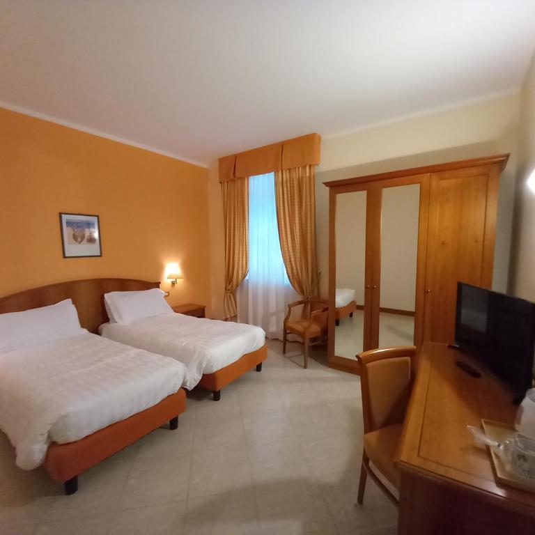 Piccolo Hotel - Camera Doppia con Letti Singoli - 2