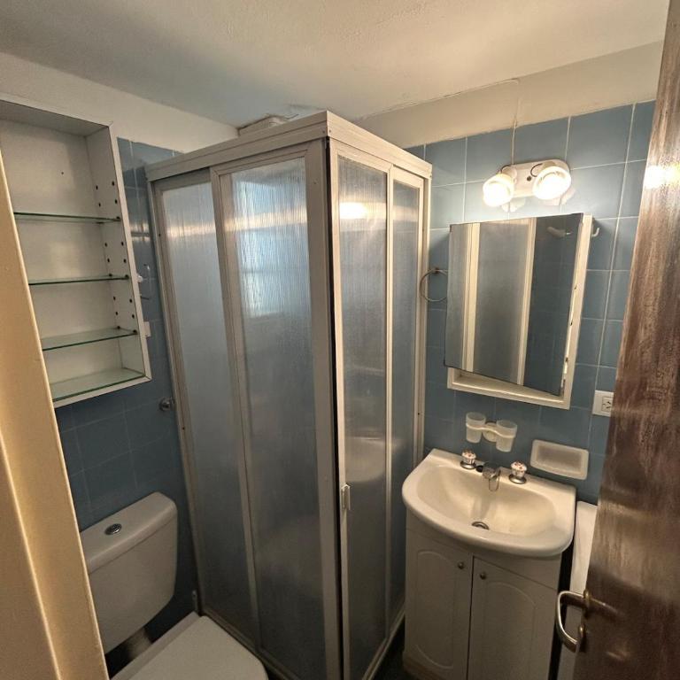 Amplio monoambiente subdividido zona centro - One-Bedroom Apartment - 6