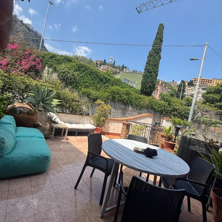SicilyStudio Apartment in Taormina-Murmuria Minerva - Monolocale con Balcone - 5