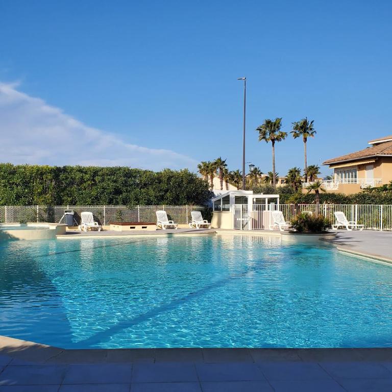Magnifique vue mer avec piscine, Cap Hermes 410 - Apartment mit 2 Schlafzimmern, einem Balkon und Meerblick - 2