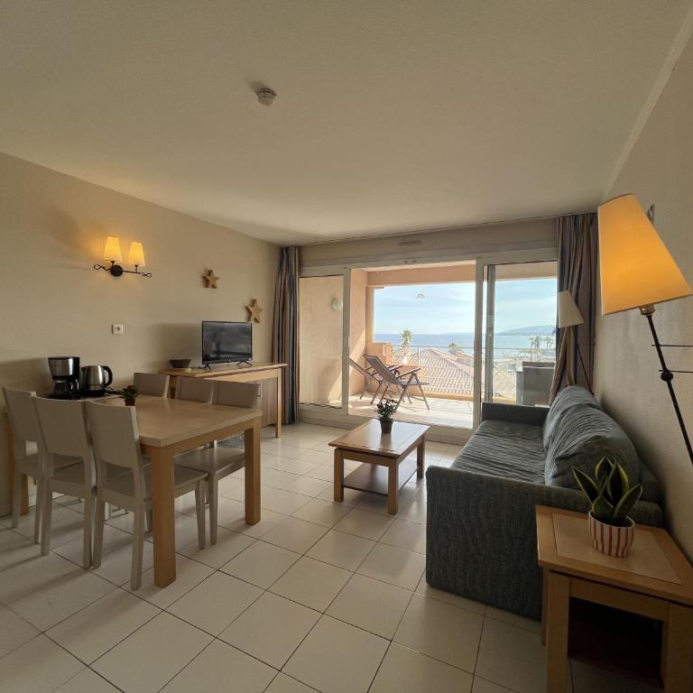 Magnifique vue mer avec piscine, Cap Hermes 410 - Apartment mit 2 Schlafzimmern, einem Balkon und Meerblick - 4