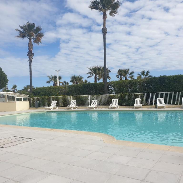 Magnifique vue mer avec piscine, Cap Hermes 410 - Apartment mit 2 Schlafzimmern, einem Balkon und Meerblick - 7