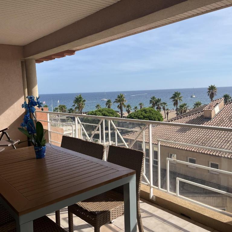Magnifique vue mer avec piscine, Cap Hermes 410 - Apartment mit 2 Schlafzimmern, einem Balkon und Meerblick - 8