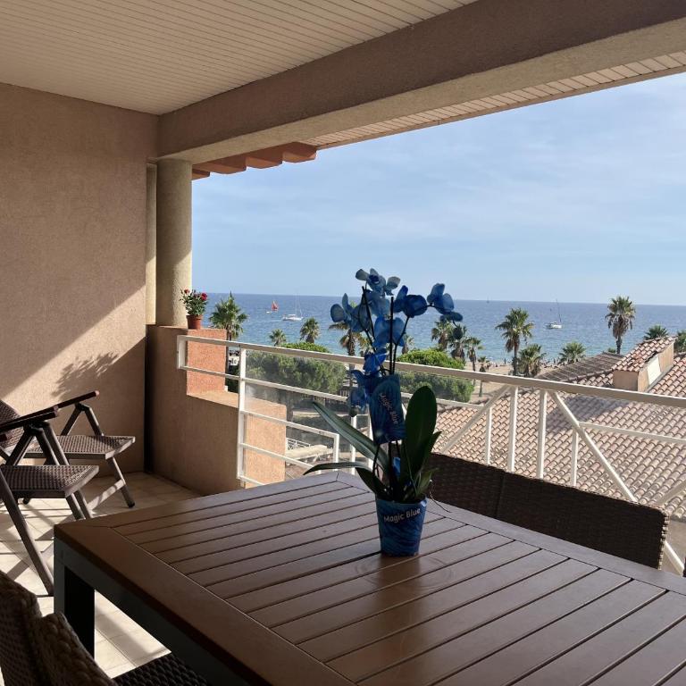 Magnifique vue mer avec piscine, Cap Hermes 410 - Apartment mit 2 Schlafzimmern, einem Balkon und Meerblick - 18