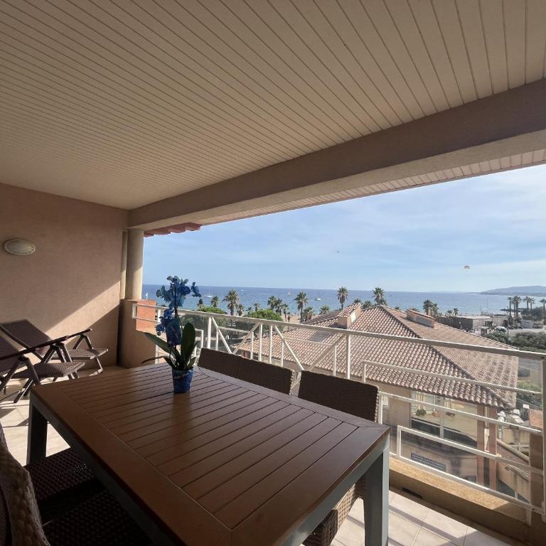 Magnifique vue mer avec piscine, Cap Hermes 410 - Apartment mit 2 Schlafzimmern, einem Balkon und Meerblick - 19