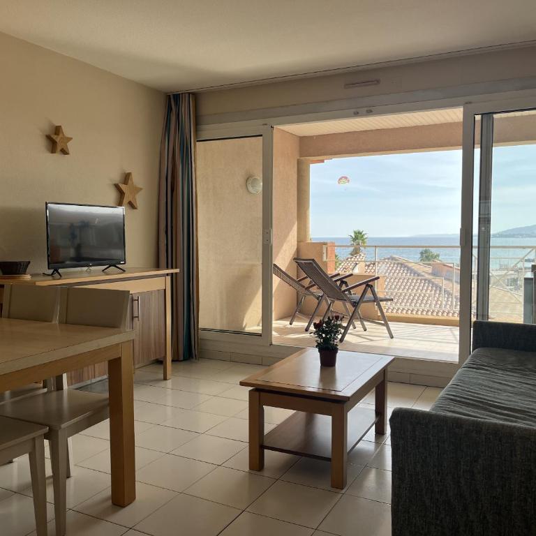 Magnifique vue mer avec piscine, Cap Hermes 410 - Apartment mit 2 Schlafzimmern, einem Balkon und Meerblick - 22