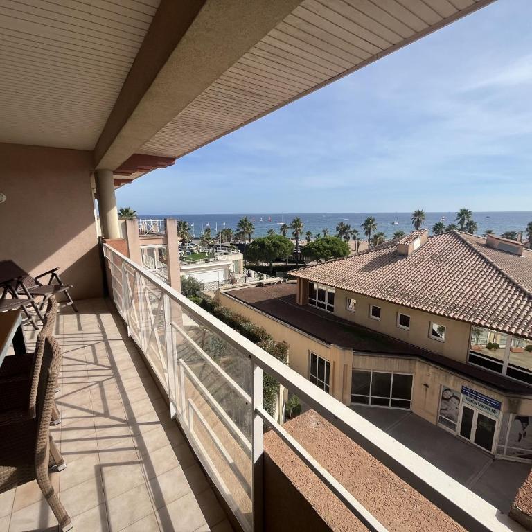 Magnifique vue mer avec piscine, Cap Hermes 410 - Apartment mit 2 Schlafzimmern, einem Balkon und Meerblick - 23