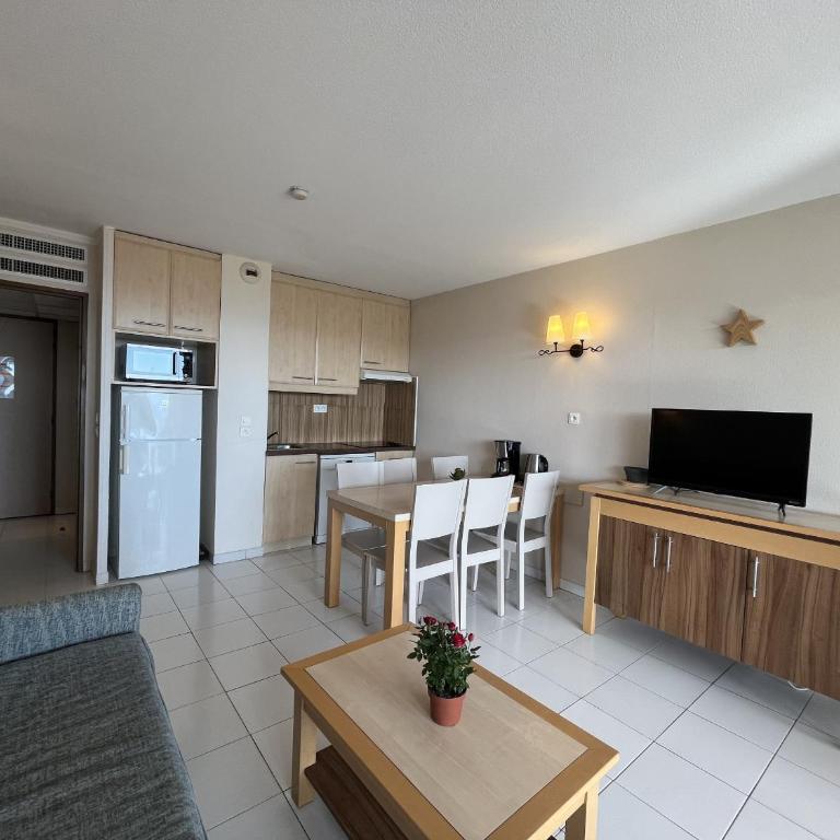 Magnifique vue mer avec piscine, Cap Hermes 410 - Apartment mit 2 Schlafzimmern, einem Balkon und Meerblick - 24