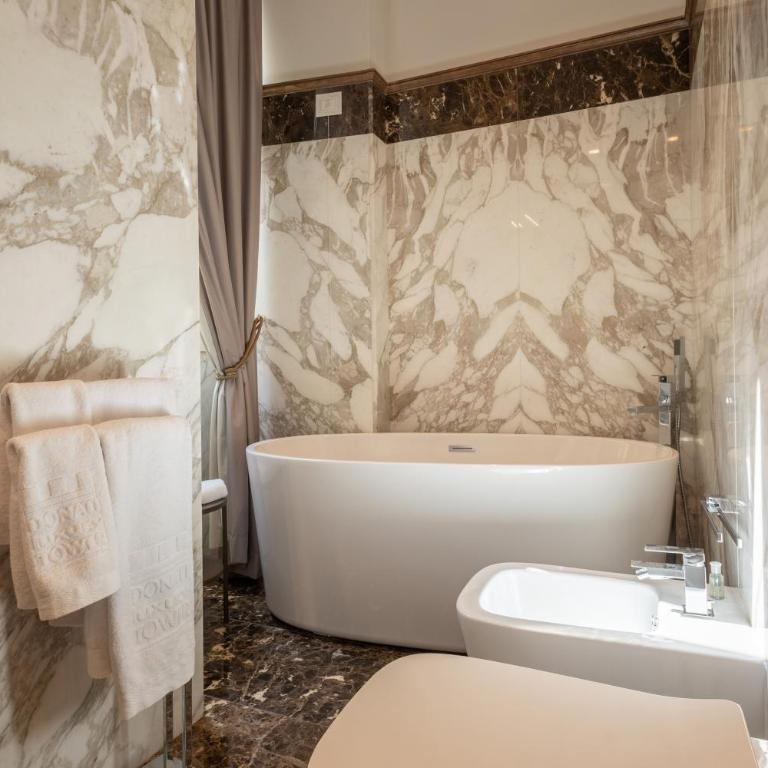 Donati Luxury Tower Suites - Leonardo - Deluxe King Suite with Duomo View - 9