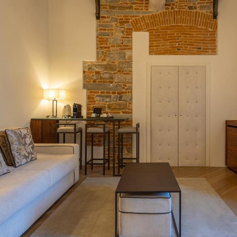 Donati Luxury Tower Suites - Leonardo - Deluxe King Suite with Duomo View - 5