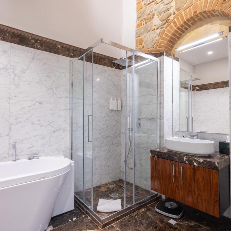 Donati Luxury Tower Suites - Raffaello - Deluxe Suite Duomo View with Spa Bath - 8