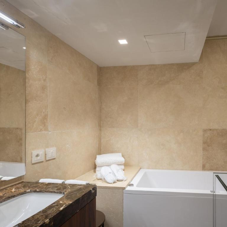 Donati Luxury Tower Suites - Lorenzo il Magnifico - Deluxe Suite Duomo View with Spa Bath - 3