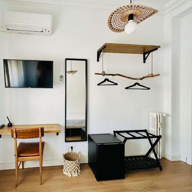 Autentic Boutique Moncloa - Single Room with Private Bathroom - 1