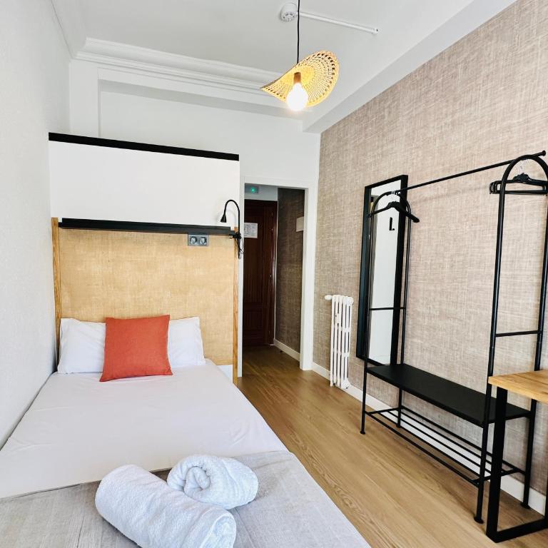 Autentic Boutique Moncloa - Single Room with Private Bathroom - 8