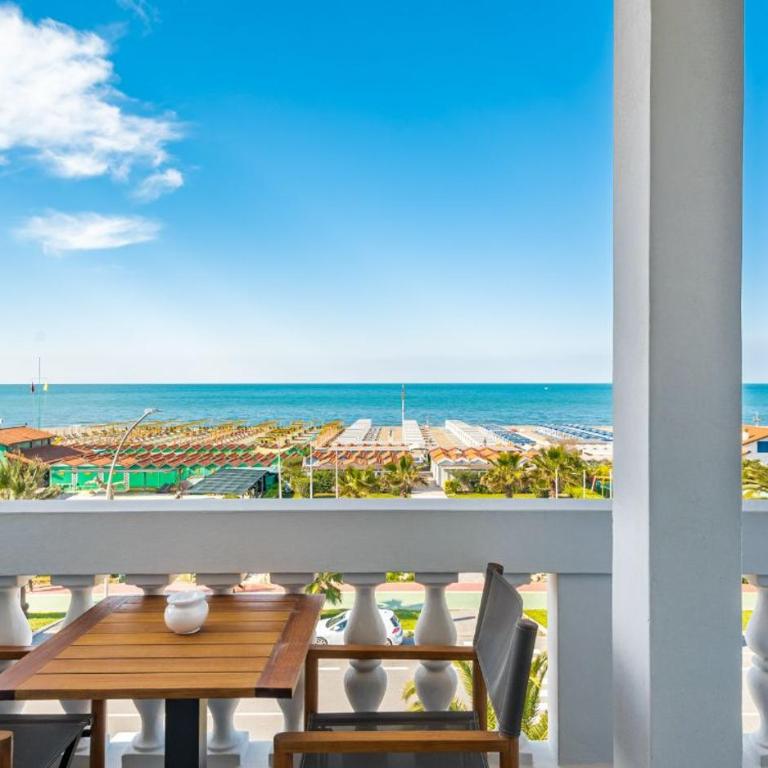 Villa Grey - Camera Matrimoniale Deluxe con Balcone e Vista Mare - 7