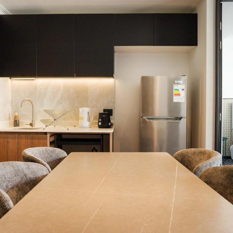 Parkside Oasis Luxe 2BR Retreat w Pool BBQ & Gym Access - Apartment - 13