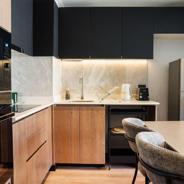 Parkside Oasis Luxe 2BR Retreat w Pool BBQ & Gym Access - Apartment - 14