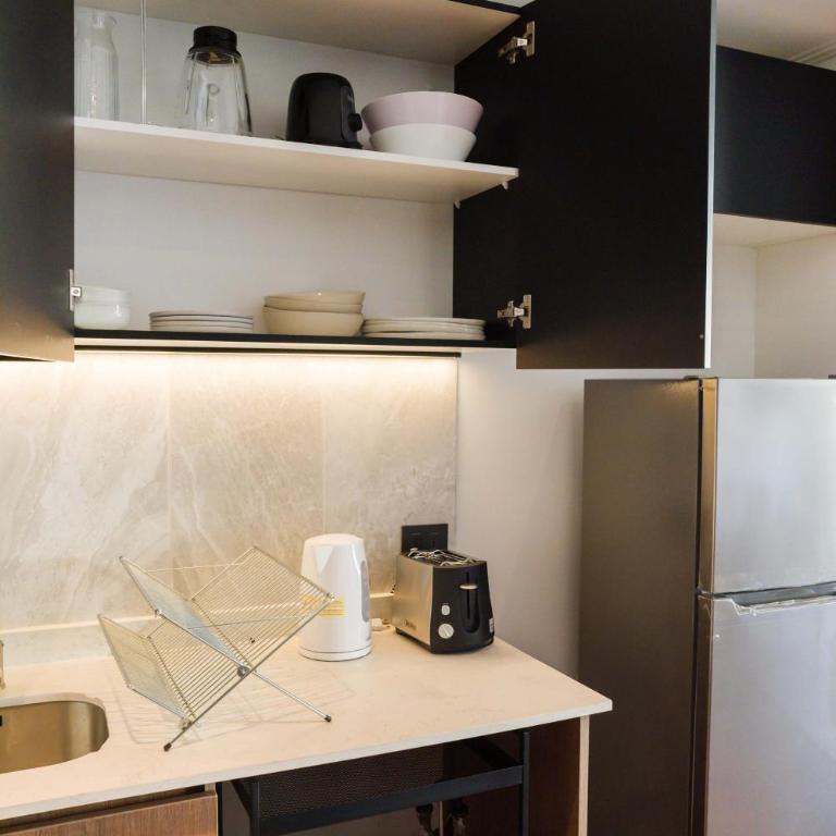 Parkside Oasis Luxe 2BR Retreat w Pool BBQ & Gym Access - Apartment - 16