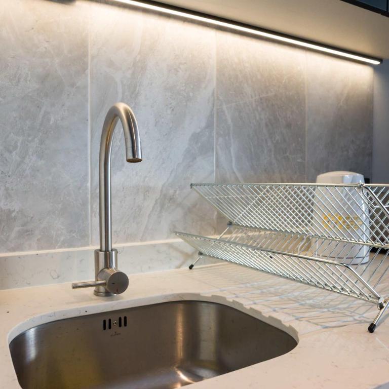 Parkside Oasis Luxe 2BR Retreat w Pool BBQ & Gym Access - Apartment - 19