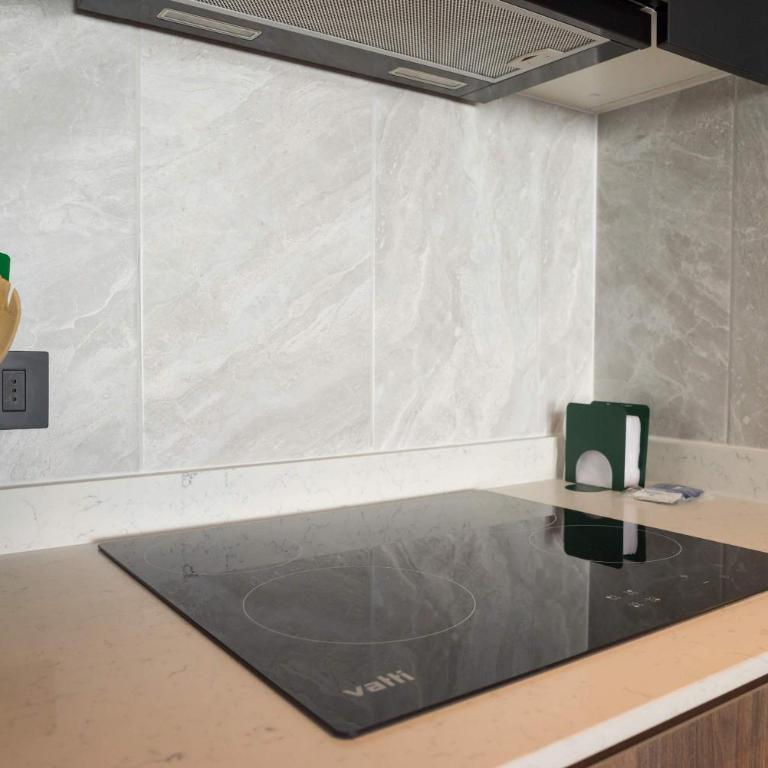 Parkside Oasis Luxe 2BR Retreat w Pool BBQ & Gym Access - Apartment - 18